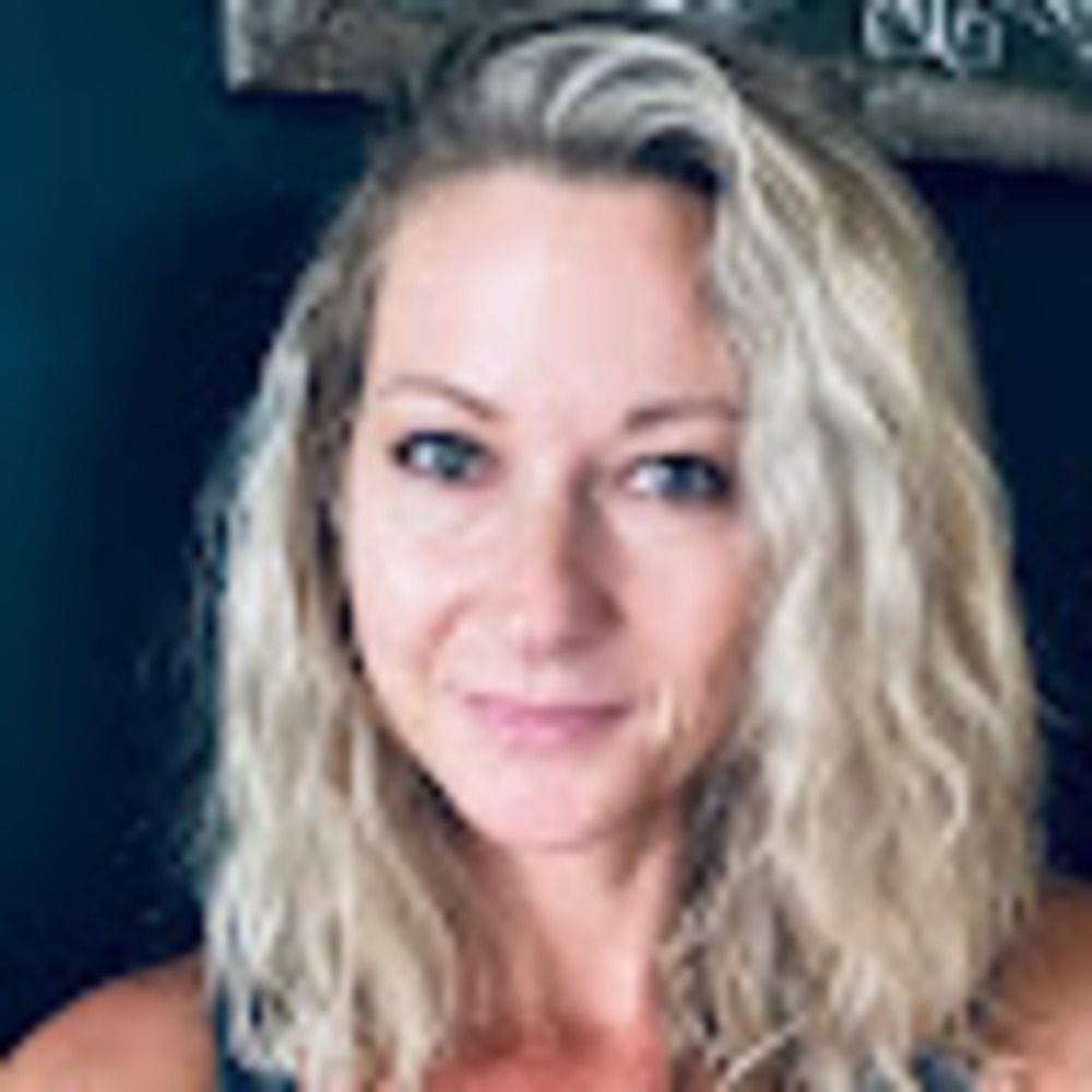 Meet your Posher, Heather, animal lover.